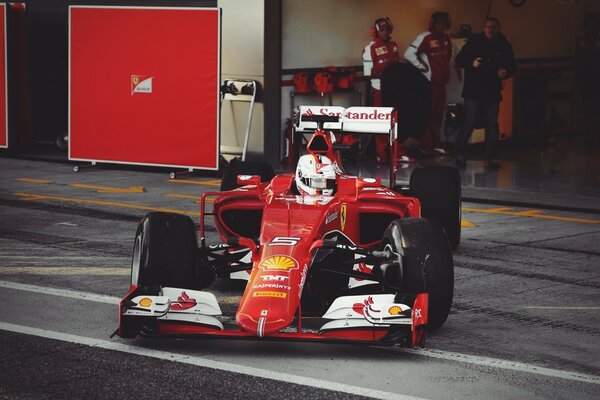 Voiture de sport sur le terrain de course