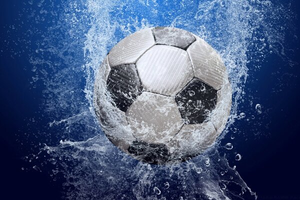 Ballon de football dans l eau en gros plan