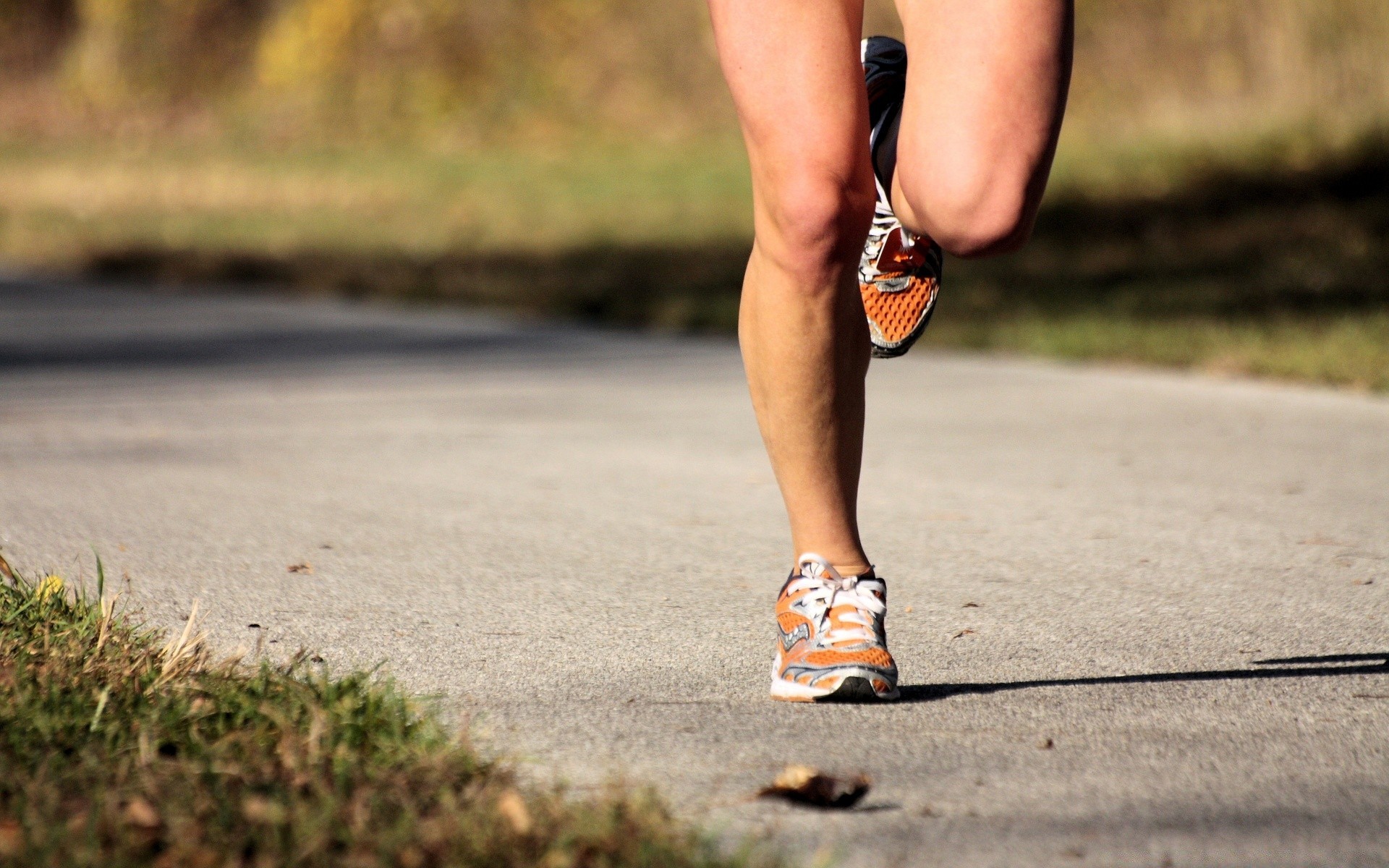 fitness na zewnątrz ćwiczenia biegacz natura lato sport dziewczyna odpoczynek nogi jeden ulica droga trawa odpoczynek