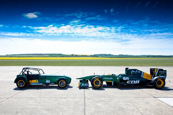 Coches de carreras en la pista