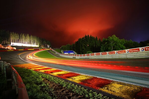 Route de formule un le soir