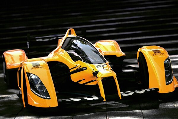 Voiture de course jaune formule 1