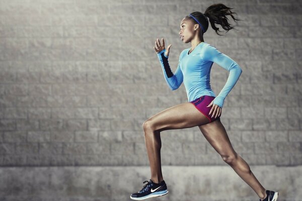 Photo de la course d une femme sur le côté