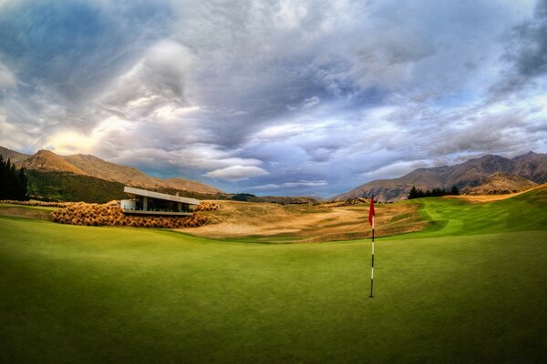 Campo da golf con erba verde