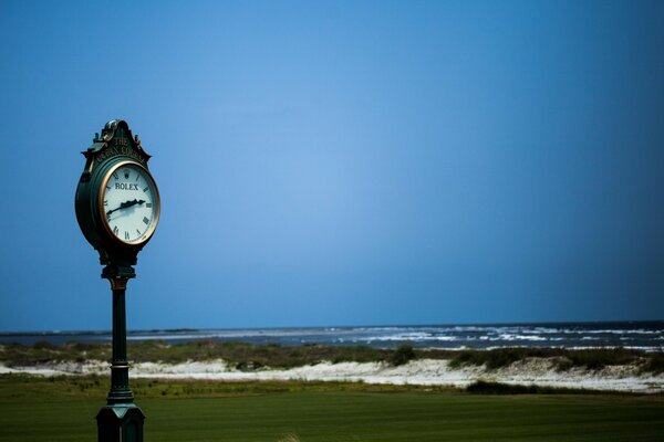 Photo d une horloge de rue sur fond de mer