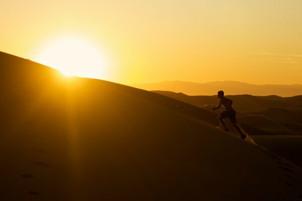 Foto de una puesta de sol con un hombre corriendo