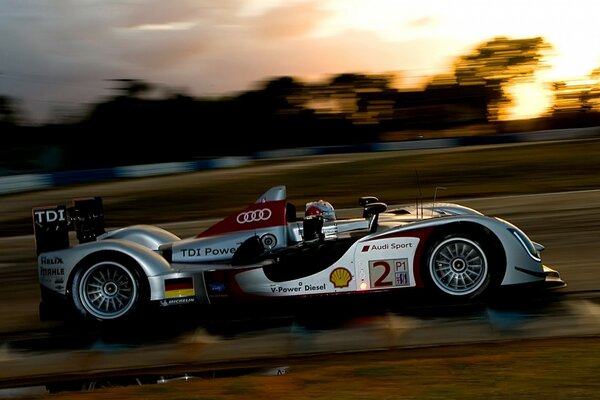 Carro esportivo de Fórmula 1 em movimento