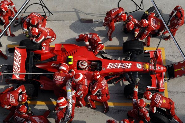 Carro vermelho corrida Fórmula 1 Campeonato