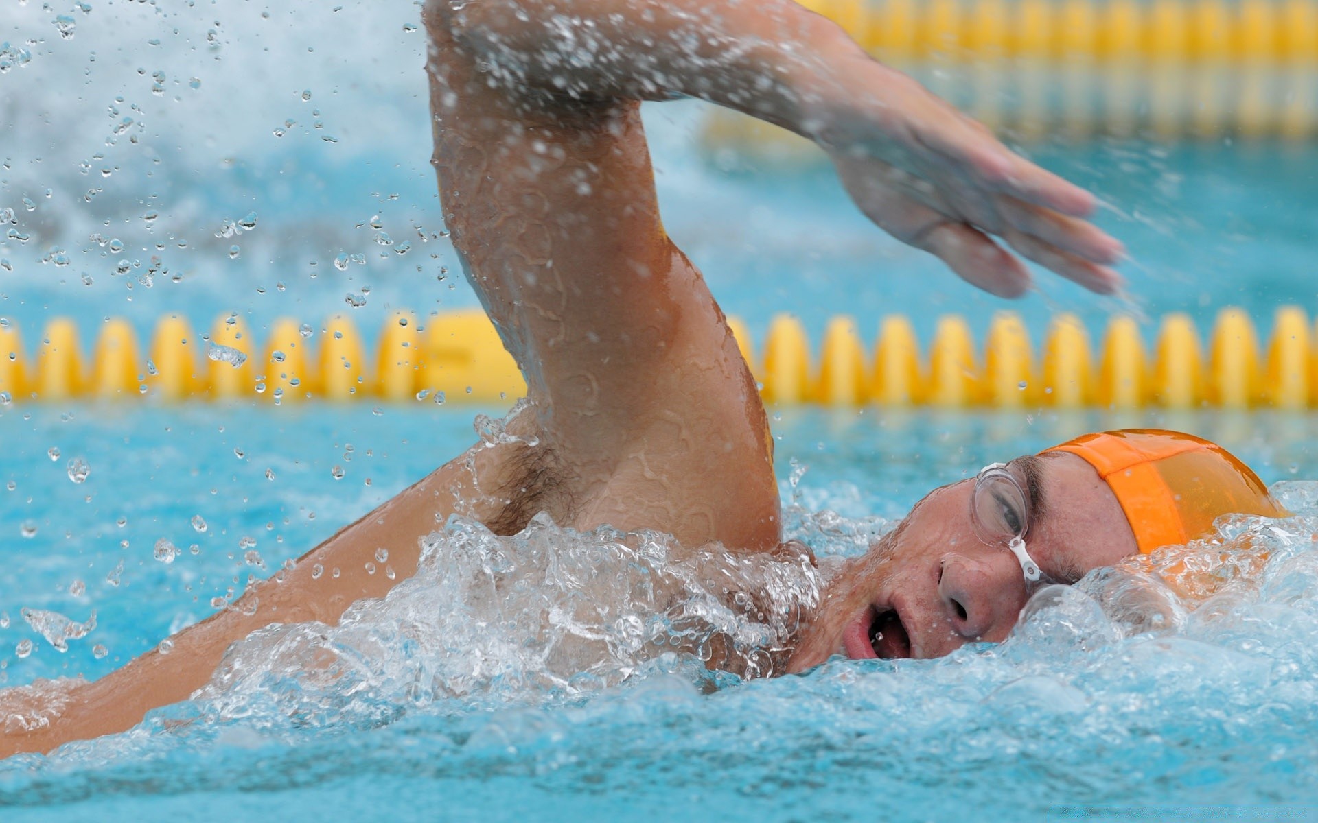 sport basen pływanie mokry pływak okulary basen woda rekreacja splash freestyle rekreacja ośrodek zabawa wakacje sporty wodne ćwiczenia relaks sport