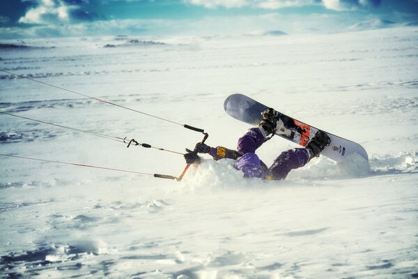 Mann fiel auf Snowboard auf Schnee