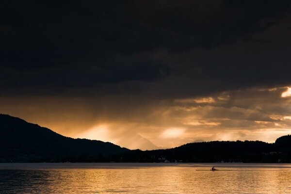 Ein feuriger Sonnenuntergang, der sich im See widerspiegelt