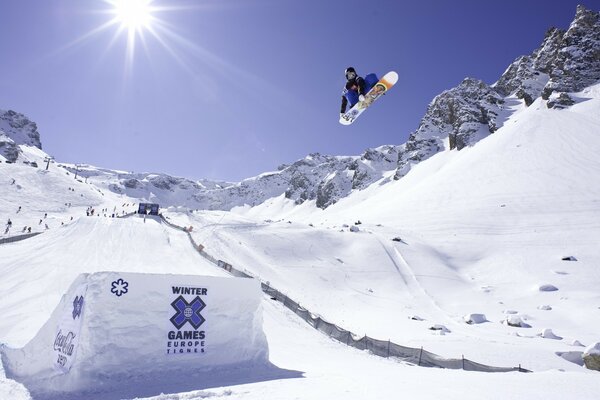 Der Snowboarder stieg von der Sprungschanze ab. Extremsport in den Bergen