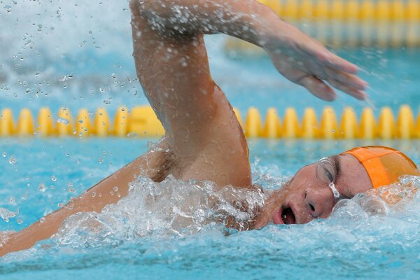 Nadador na piscina, competição de natação