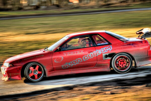 Un coche deportivo corre por la pista