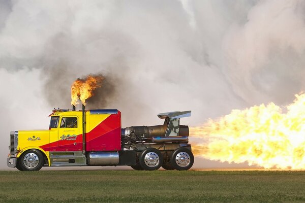 Coche en movimiento en humo y fuego