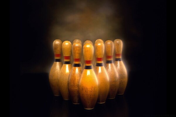 Bowling-Pins sind im Nebel aufgereiht