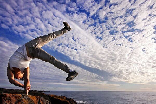 Homme sportif au milieu du ciel blanc