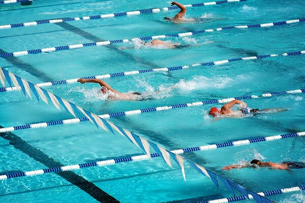 Uomini che nuotano in piscina lungo i sentieri