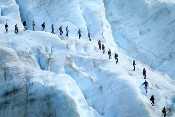 Descente des randonneurs de la montagne de glace