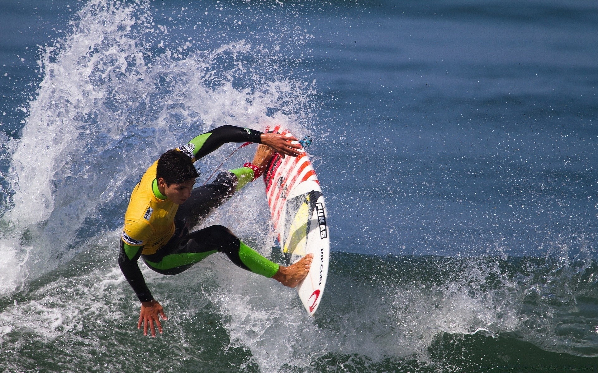 surf sports nautiques action concurrence trafic surf excitation loisirs eau athlète splash dépêchez-vous rapide course plaisir