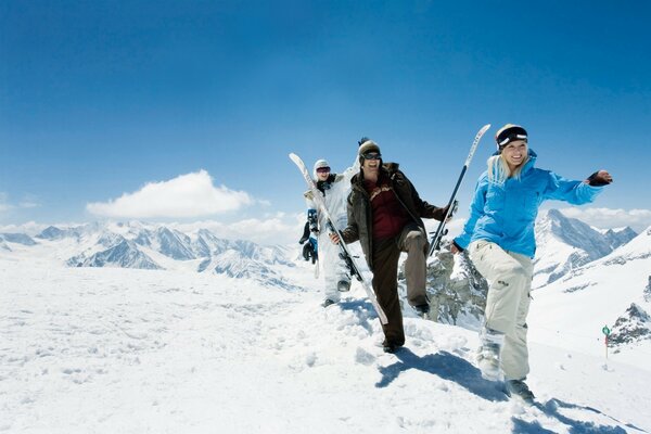 Des skieurs gais grimpent la montagne