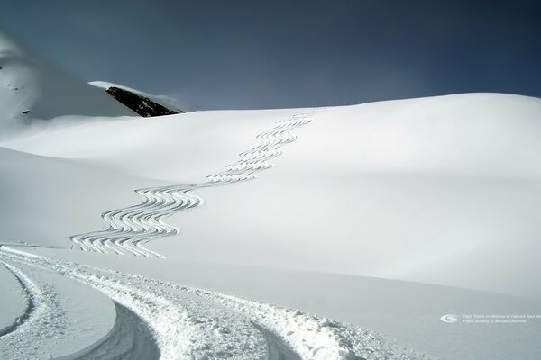 Montagna bianca come la neve invernale