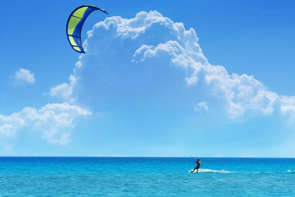 Surf nell oceano blu su uno sfondo di cielo blu