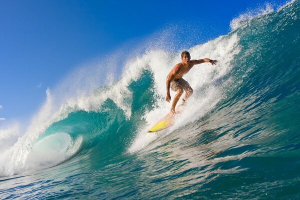 Surfer auf einem Brett in Wellen unterwegs