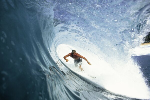 Surfista atrapa una gran ola