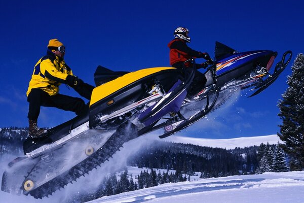 Salto con lo snowboard dalla montagna