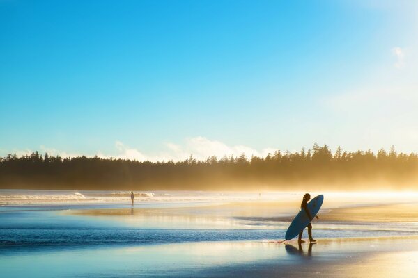 Chica con surf en la orilla