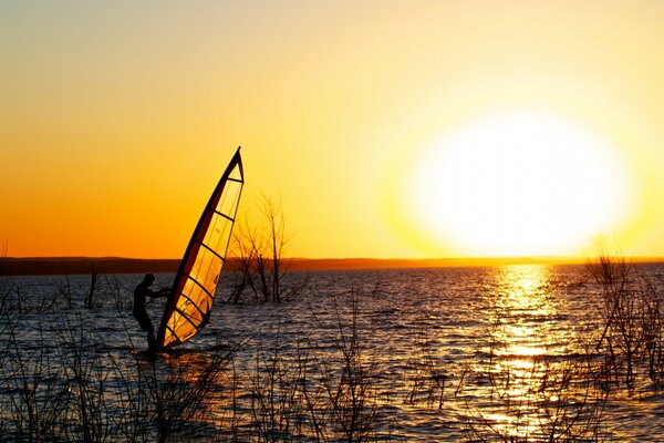 Surfista no mar ao pôr do sol