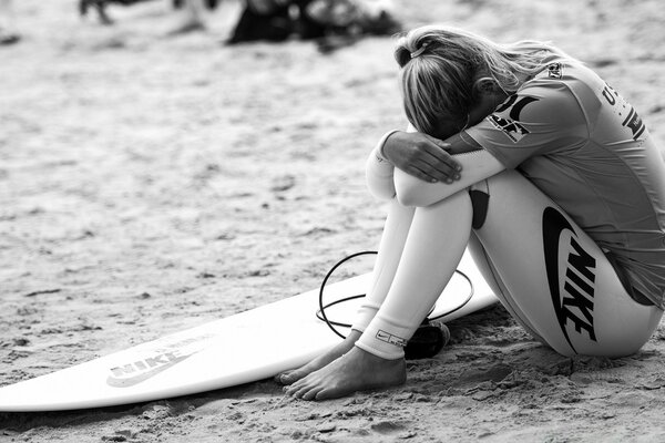 Ragazza con il surf in bianco e nero