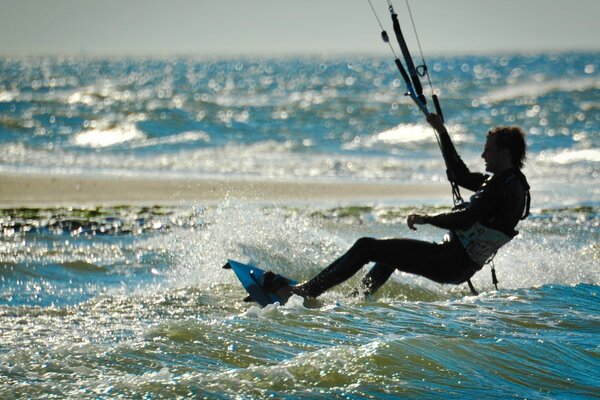 Kite en las olas de color turquesa