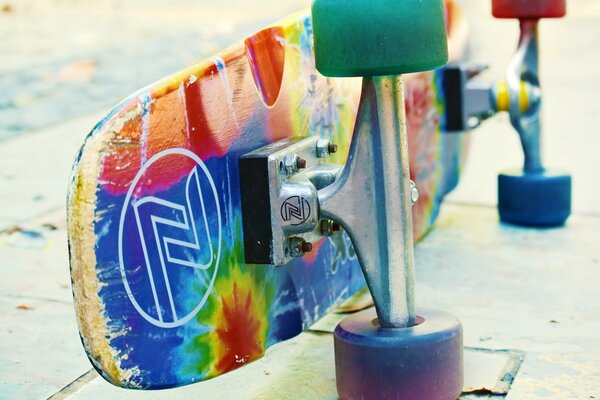 Skate multicolore si trova su un lato