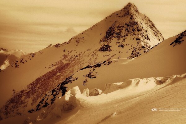 Verschneite Berggipfel in Sepia-Farbe