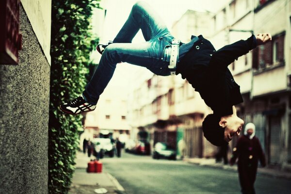 Un ragazzo fa un trucco da parkour