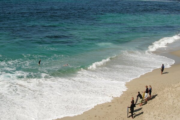 Gli amanti del surf aspettano l onda