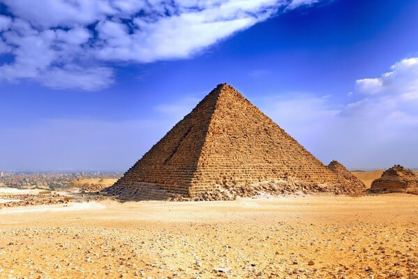 Pyramide journée ensoleillée sur fond de ciel bleu