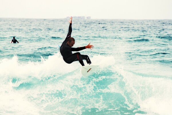 Surf audacieux sur une vague de mer