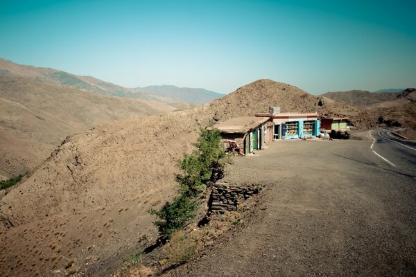 在非洲旅行到山区的道路