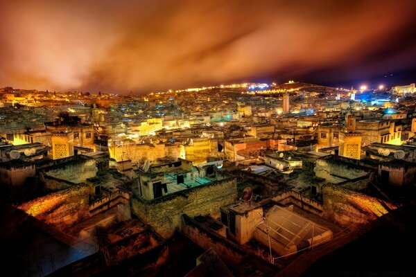 Gece küçük bir şehrin görüntüsü