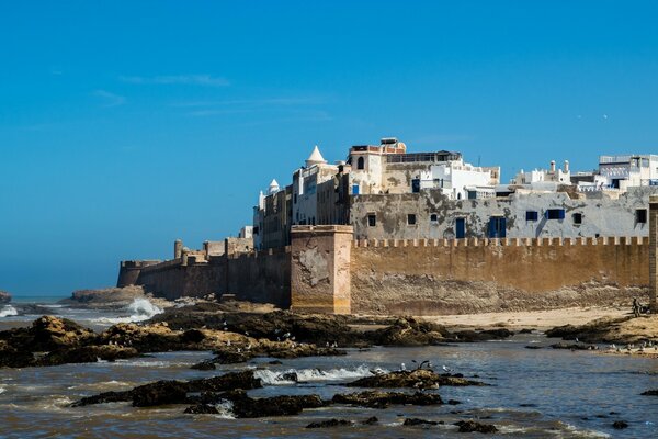 Castelo africano junto ao mar