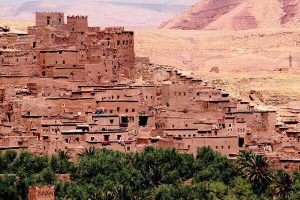 Arabische Architektur mitten in der Wüste