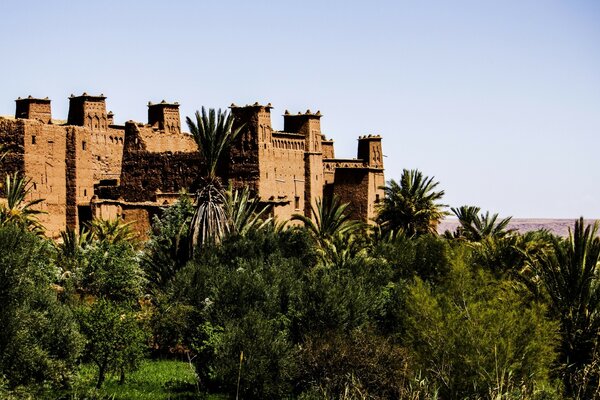 Blick auf ein Schloss in der afrikanischen Wüste