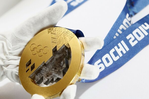 Weiße Handschuhe halten olympisches Gold