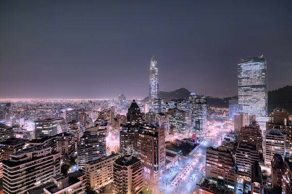 Hermoso resplandor de la ciudad por la noche