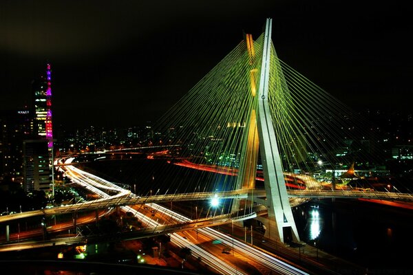 Beau pont dans la nuit dans le centre-ville