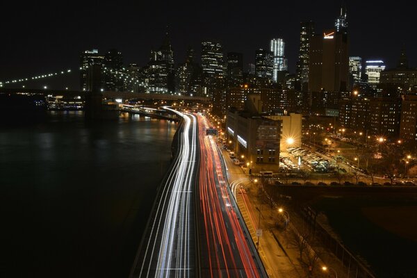 Trafic de Manhattan dans la nuit