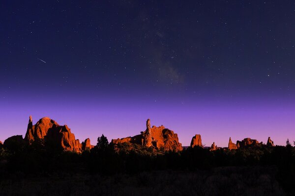 In the evening in the desert, these stones yearn for the sunset of busy days